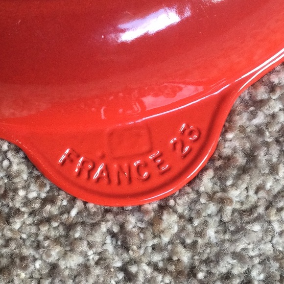 New In Box - Le Creuset 9" Classic Skillet Cherry Red - Picture 4 of 9